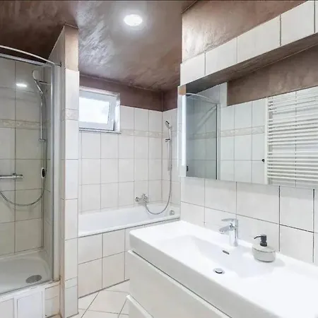 Huge 5-bedrooms Near Castle