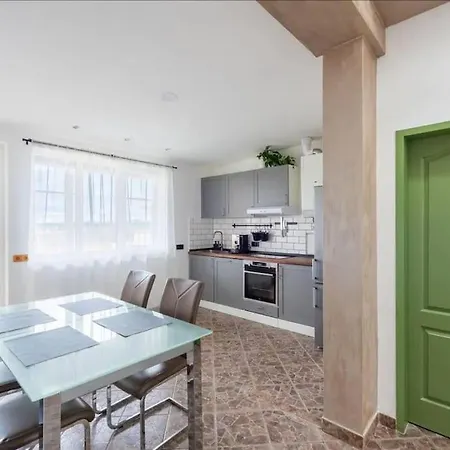 Huge 5-bedrooms Near Castle Apartamento Praga