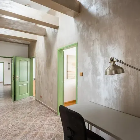 Huge 5-bedrooms Near Castle Praga