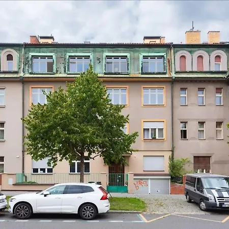 Huge 5-bedrooms Near Castle