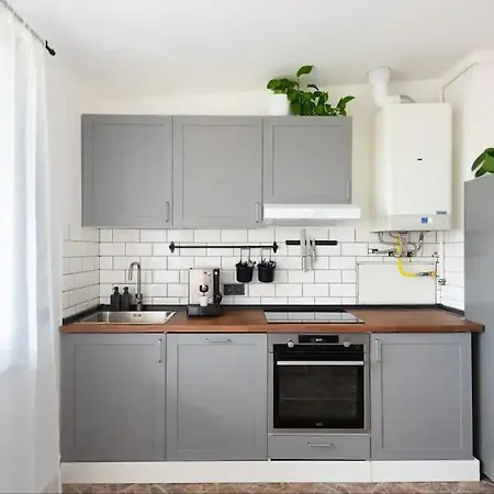 Huge 5-bedrooms Near Castle Praga