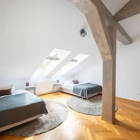 Huge 5-bedrooms Near Castle Praga