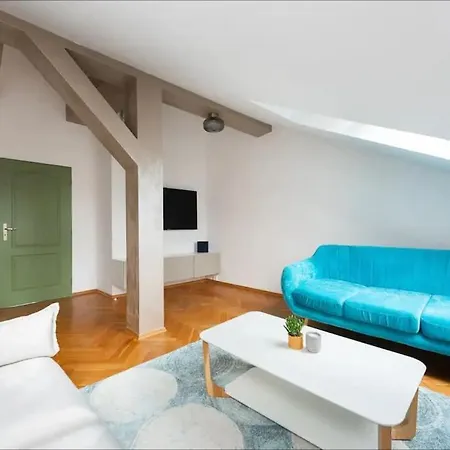 Huge 5-bedrooms Near Castle * Praga